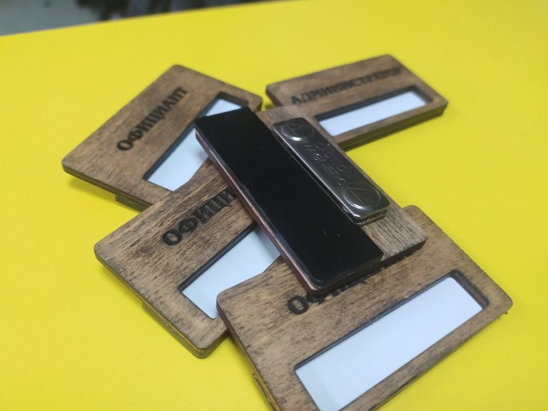 Деревянные бейджи с окном в Бресте