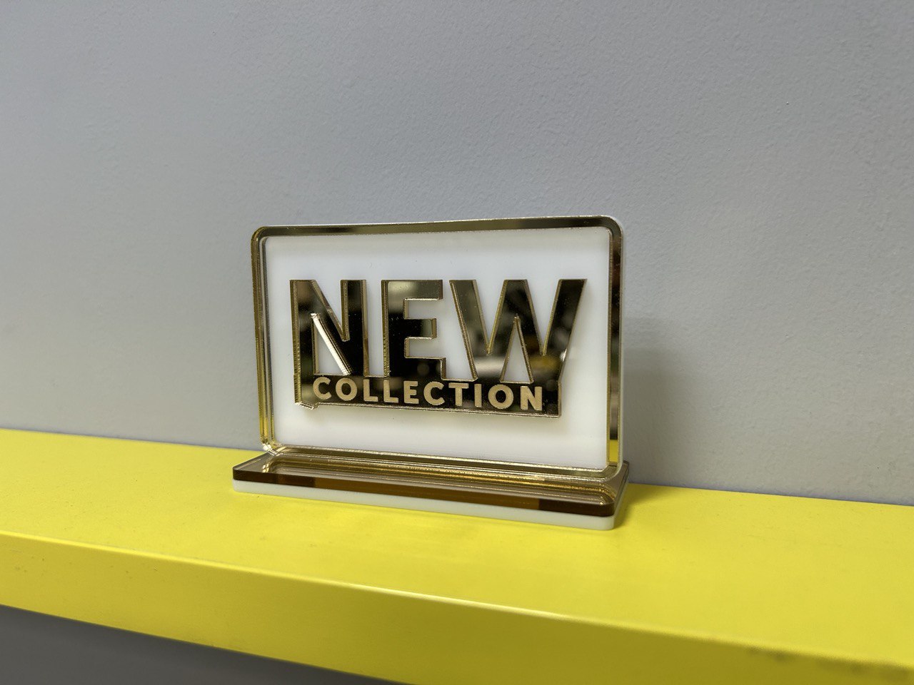 Табличка настольная из оргстекла “NEW collection”