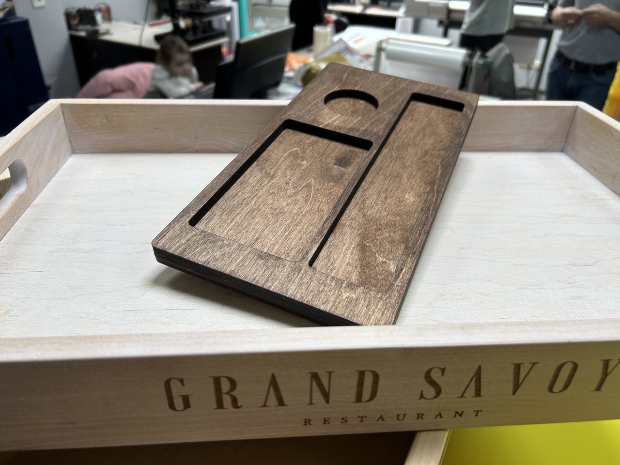 Поднос из массива для ресторанов, баров, кафе и гостиниц