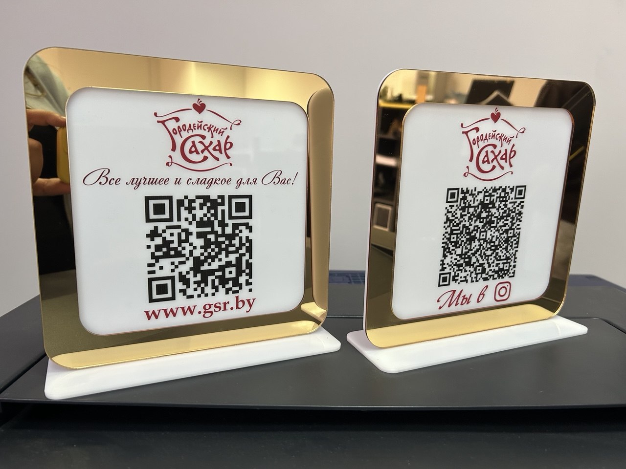 Настольная информационная табличка с QR-кодом (20×20 см, оргстекло)