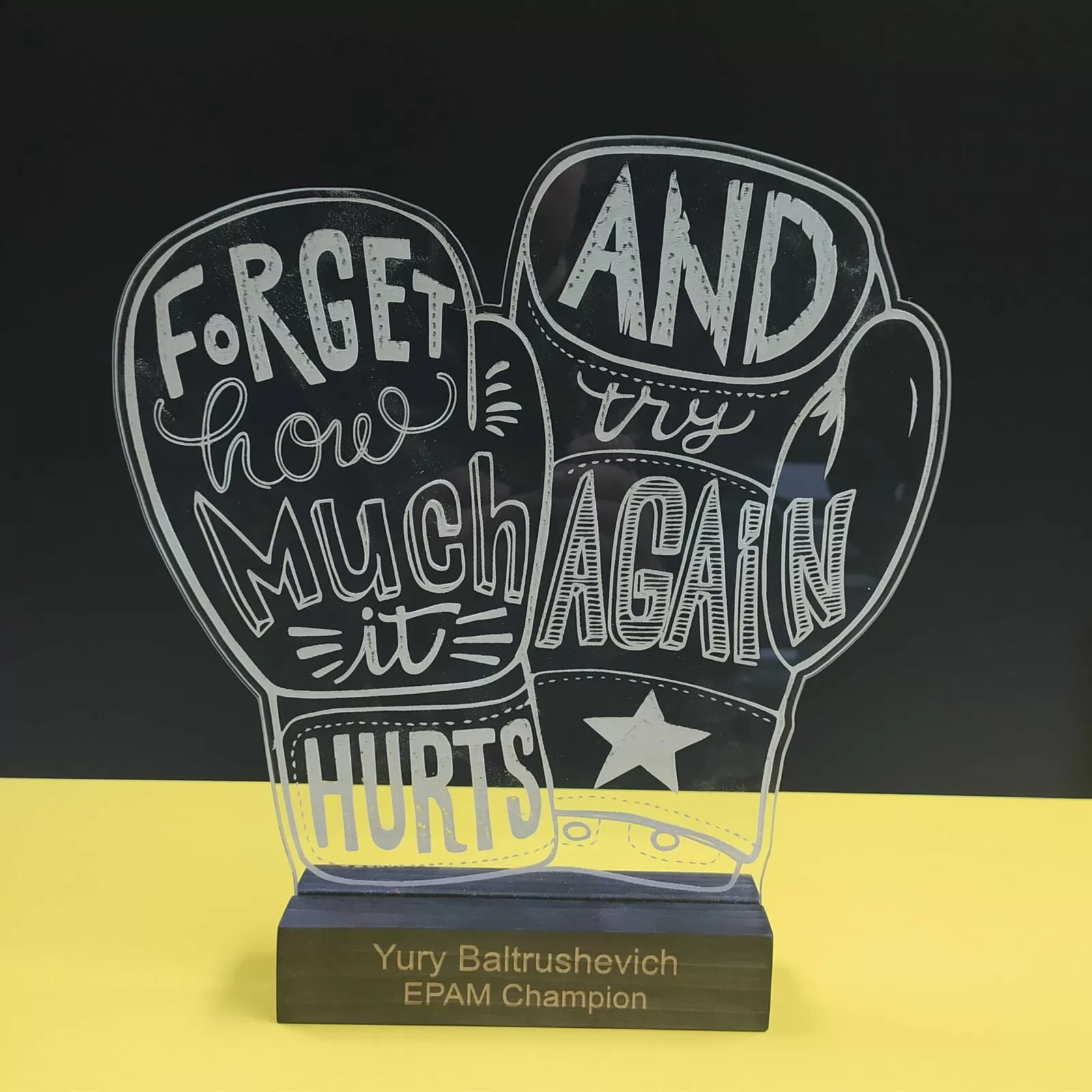 Наградной кубок для сотрудника из оргстекла с гравировкой