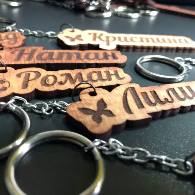 Именные брелоки для школьников. Брелоки, номерки для камер хранения