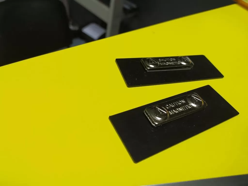 Бейдж на магните с гравировкой заказать Брест