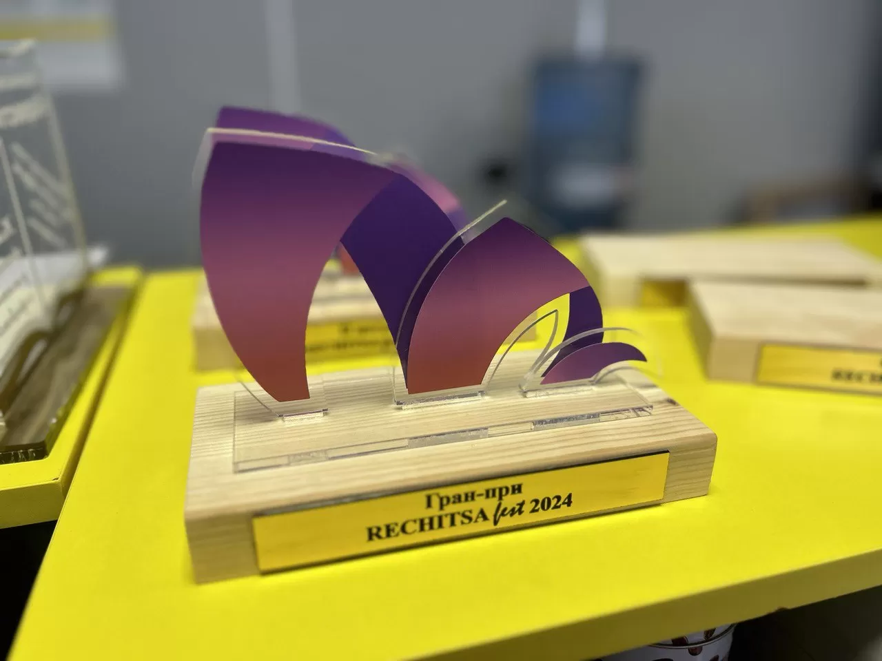 Награда из оргстекла и дерева с гравировкой