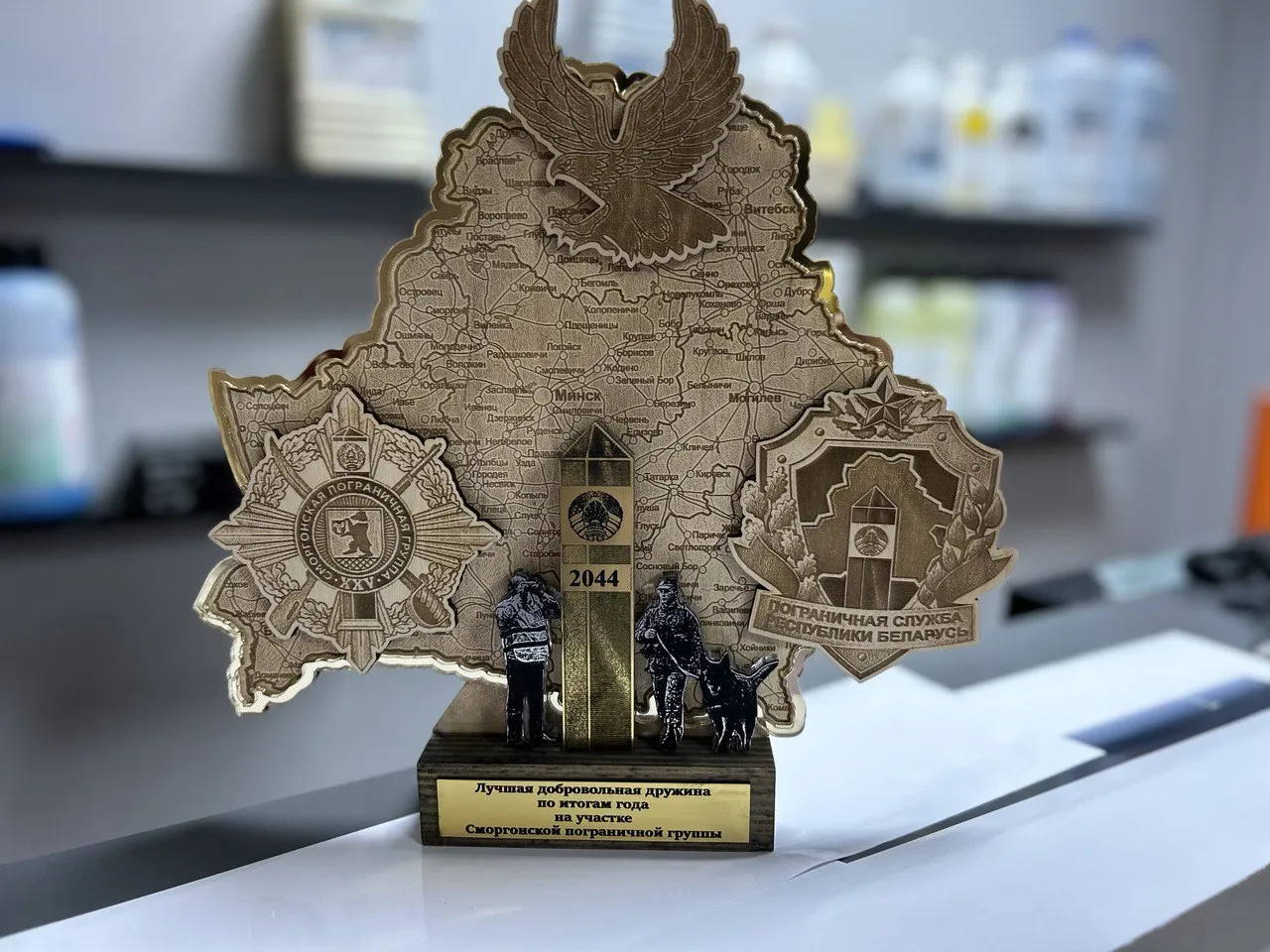 Наградная статуэтка с гравировкой из дерева и оргстекла