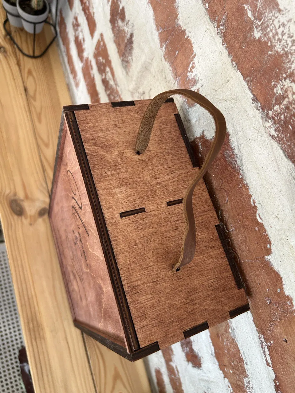 Короб с выдвижной крышкой для двух бутылок вина на свадьбу