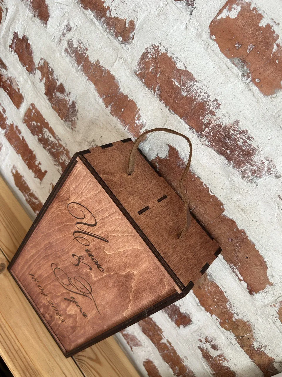 Короб с выдвижной крышкой для двух бутылок вина на свадьбу