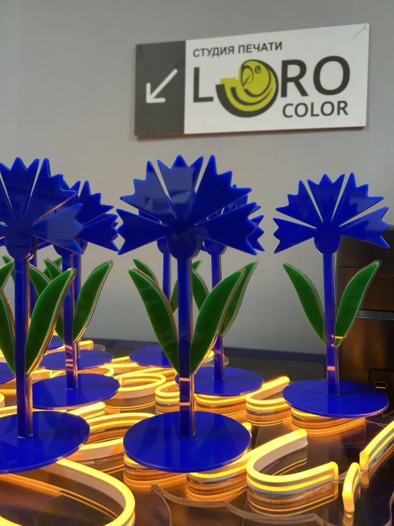 Индивидуальные награды из оргстекла в виде васильков для детского конкурса, авторский дизайн, высота 22 см