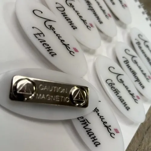 Именной бейдж из оргстекла на магнитной застежке